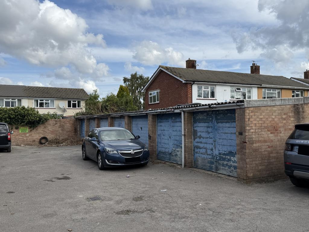 Lot: 14 - TWENTY NINE GARAGES IN TWO COMPOUNDS ON 0.27 ACRES - Block of Garages